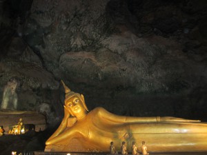 Buda en Monkey Cave Temple