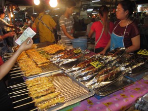 Puesto pescado en market Tailandia