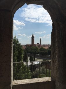 Vistas del teatro romano en Verona