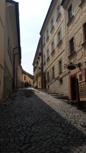 Subida calles al castillo de Bratislava