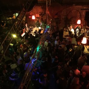 Szimpla Kert gente de Budapest