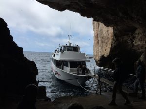 barco para llegar a gruta