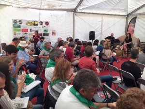 asistentes a la feria del vino