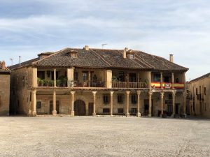 Plaza Mayor de Pedraza_Viajando con el último bus